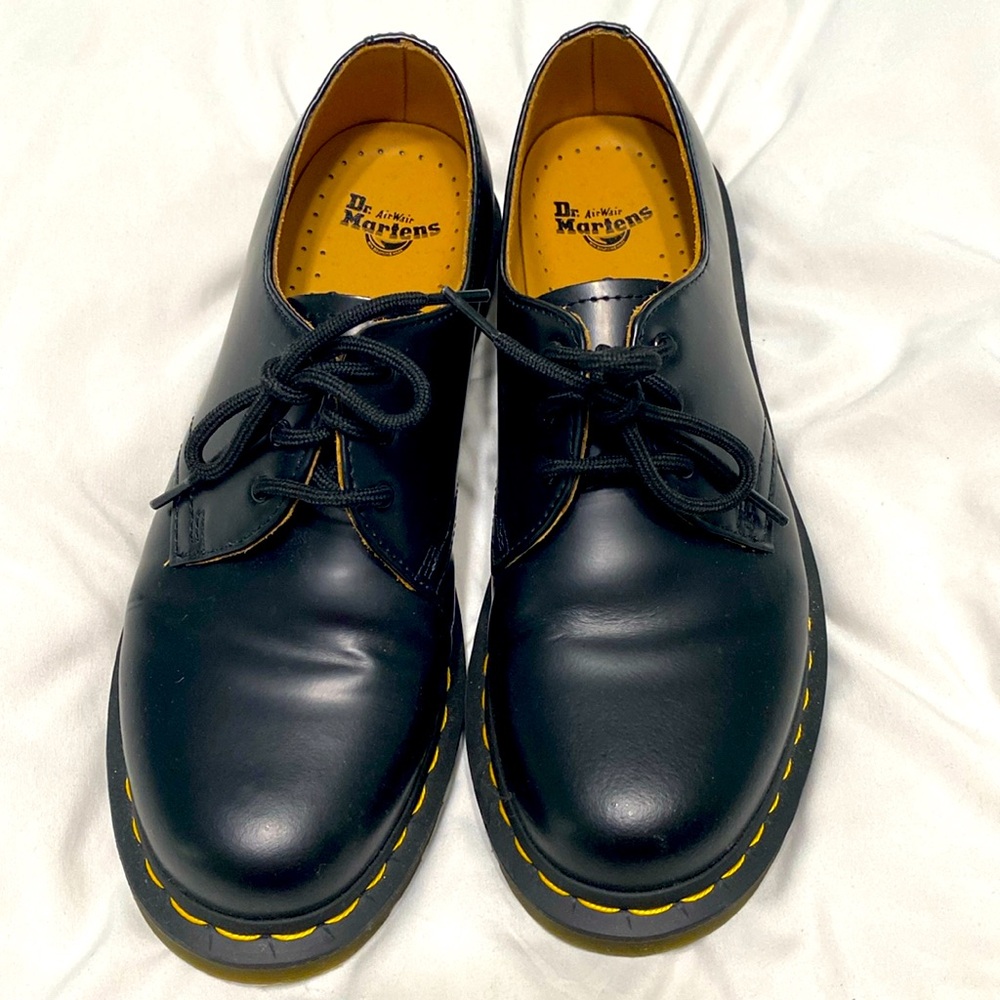 Doc Martens LIKE NEW smooth leather oxfords women’s 9
